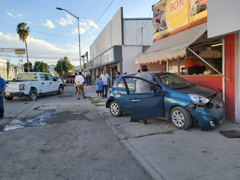 Aparatoso accidente paraliza circulación en la avenida Hidalgo