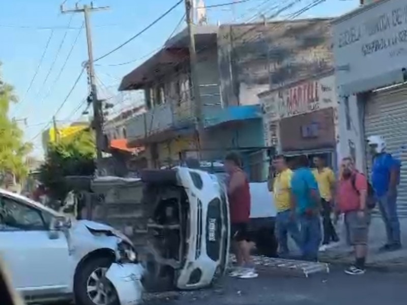 Aparatoso accidente sobre avenida Manuel Álvarez en Villa de Álvarez