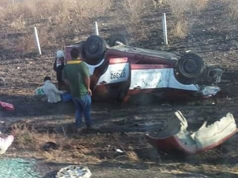 Aparatoso choque de taxi en Tlacolula