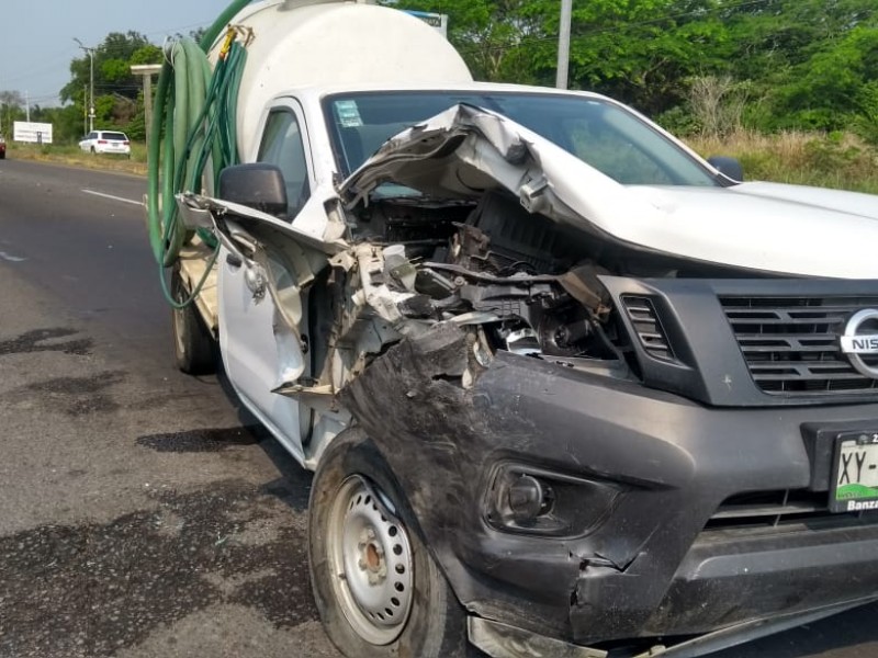 Aparatoso choque en carretera Paso del Toro