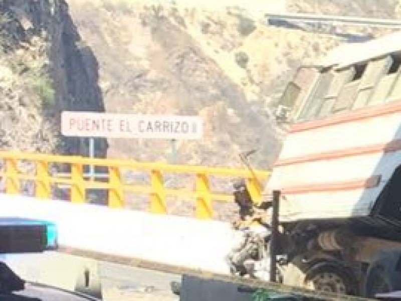 Aparatoso choque en la Mazatlán-Durango