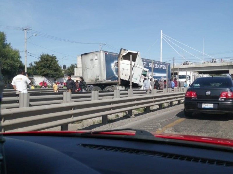 Aparatoso choque en la Puebla-Orizaba paraliza autopista