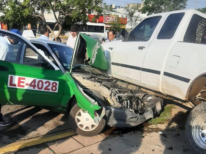 Aparatoso choque entre taxi y camioneta en León