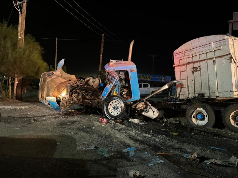 Aparatoso choque entre tren carguero y camión de carga