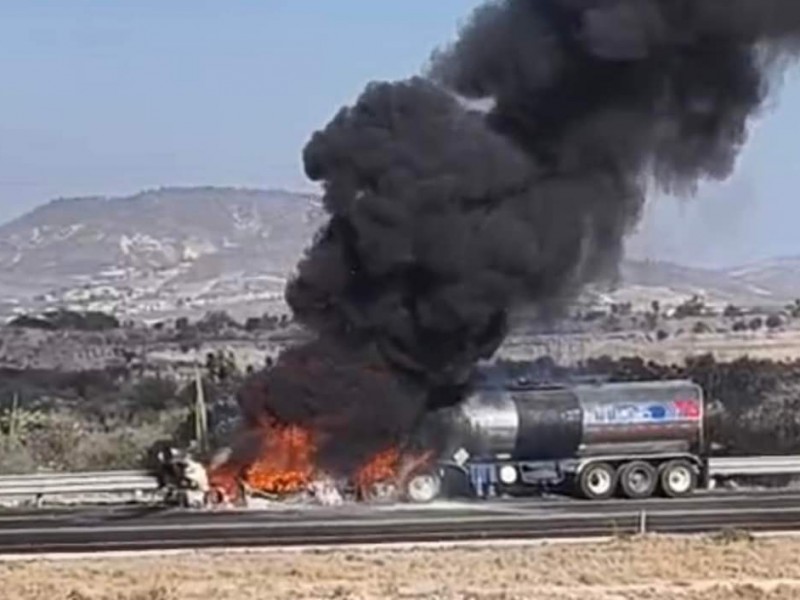Aparatoso incendio de pipa sobre la carretera Tehuacán-Oaxaca