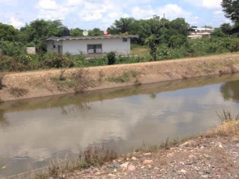 Aparece cuerpo en canal de riego en Santiago Ixcuintla