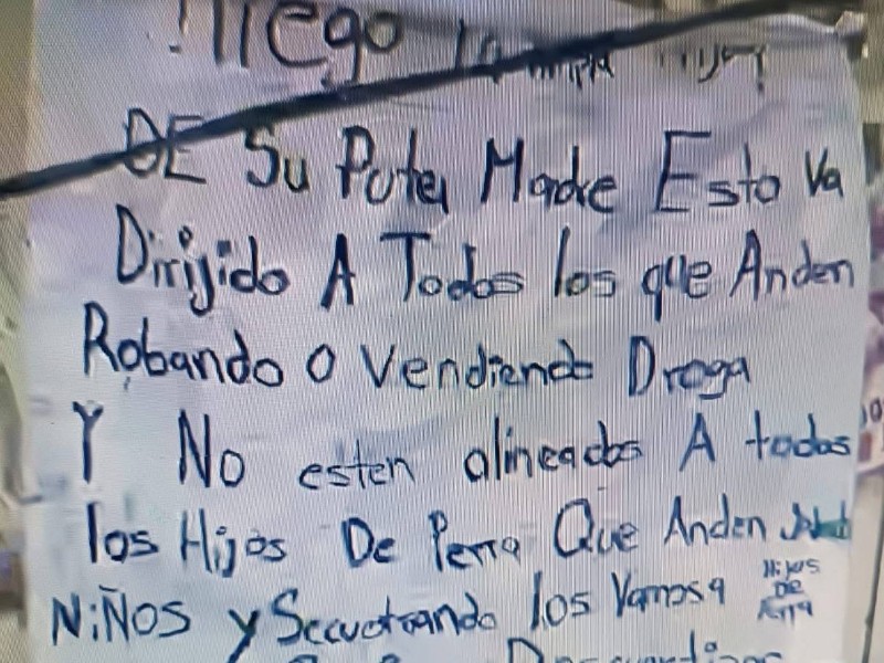 Aparece manta con mensaje amenazantemente en Amozoc