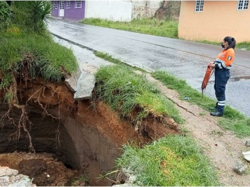 Aparece socavón en carretera a Tlatlauquitepec