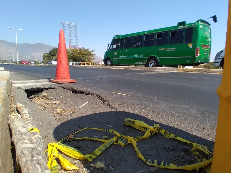 Aparece socavón en el puente de la Avenida Insurgentes