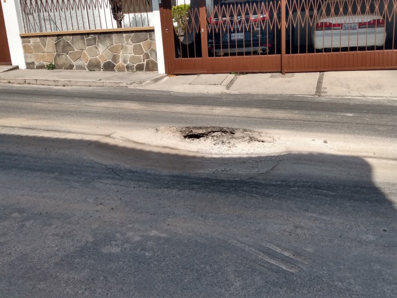 Aparece socavón en la calle roble