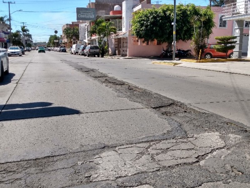 Aparecen bache en avenida del valle