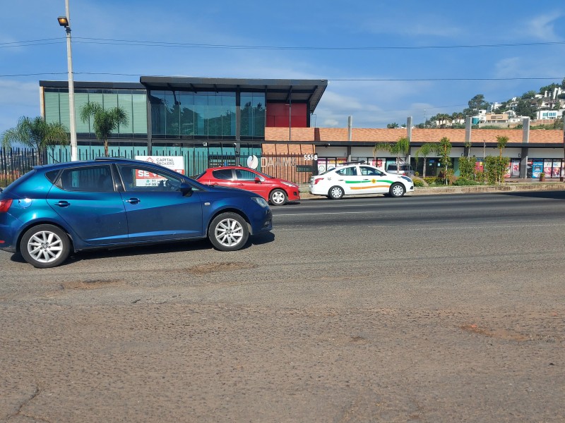 Aparecen baches y grietas en carretera a Chapala