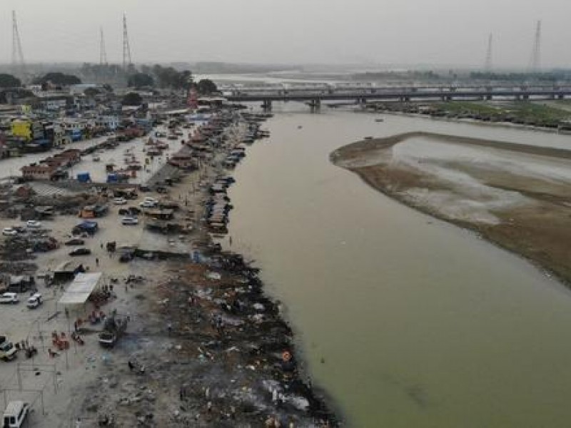 Aparecen cadáveres a las orillas del Ganges en India