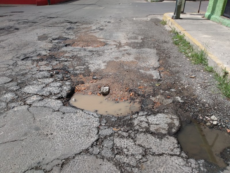 Aparecen múltiples baches en la calle Tuxpan