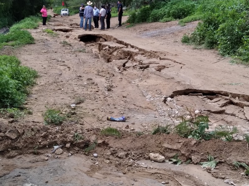 Aparente reblandecimiento hunde camino en San Pablo Tepetzingo