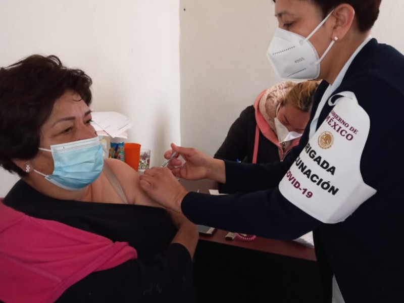 Aplican 240 vacunas a adultos mayores en Santa Cruz, Sonora