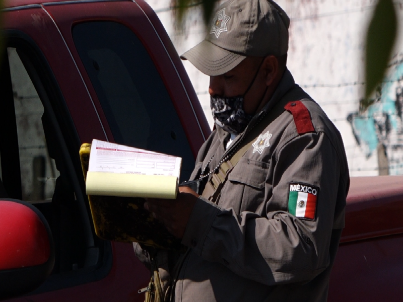 Aplican 28 multas a conductores por uso de celular