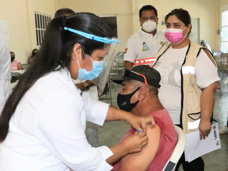 Aplican 30410 vacunas a adultos mayores en Chiapas