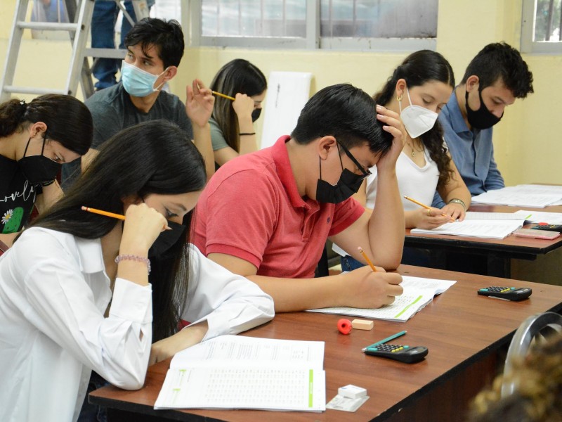 Aplican examen de admisión en la UAS