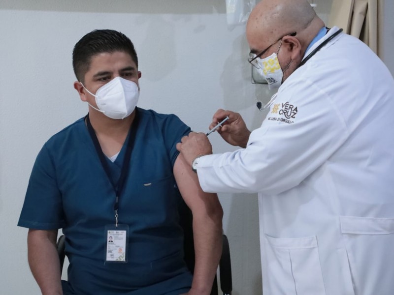 Aplican la primera vacuna contra covid en Veracruz