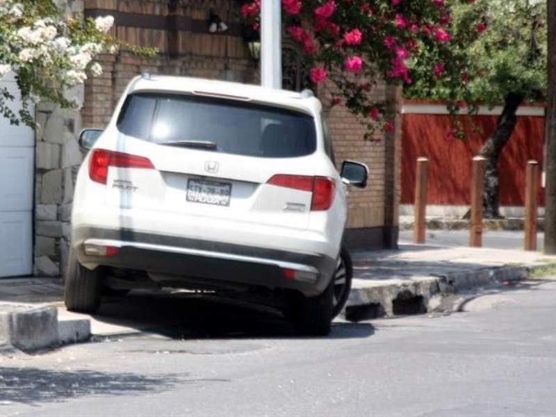 Aplican más de 300 infracciones por estacionarse en banquetas