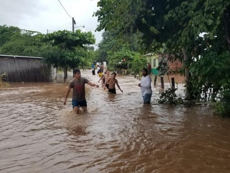Aplican plan de emergencia en Huixtla por lluvias
