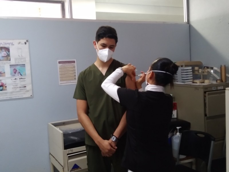 Aplican refuerzo antiCOVID a trabajadores del sector salud de Zamora
