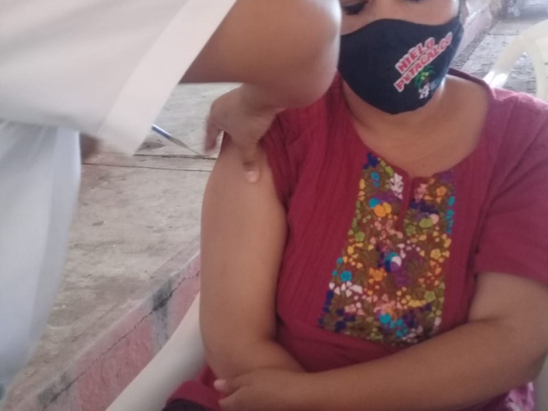 Aplican refuerzo de vacuna para 40-49 en La Unión