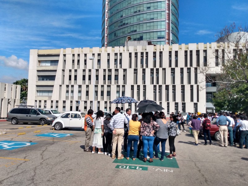 Aplican simulacro de sismo en oficinas públicas