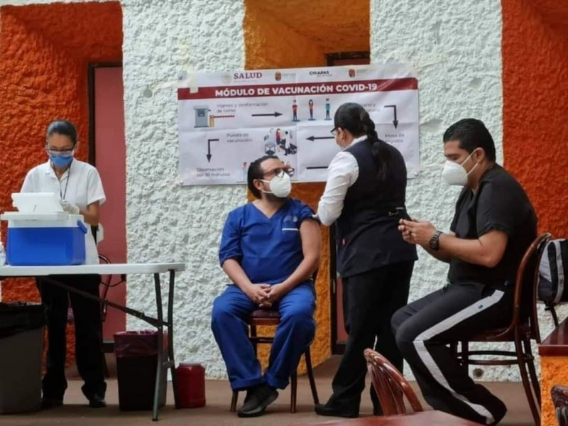 Aplican vacuna COVID a personal de Salud en Chiapas