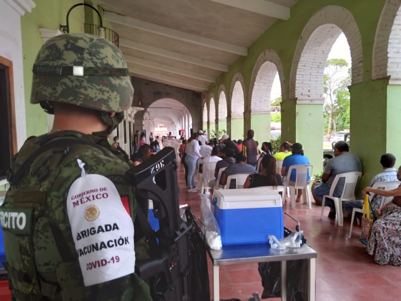 Aplican vacunas contra Covid-19 en El Espinal, Oaxaca