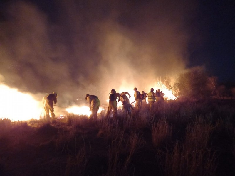 Apoya Bomberos Guaymas en sofocar incendio en Quiriego