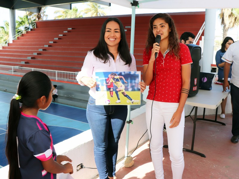 Apoya futbolista Daniela Espinosa una noble causa