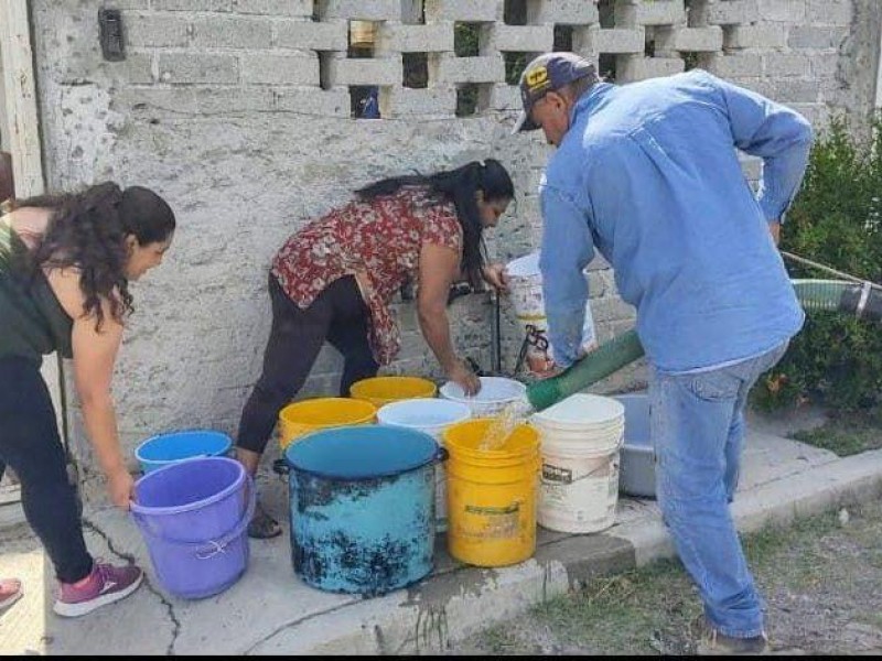 Apoya municipio con reparto de agua en colonias