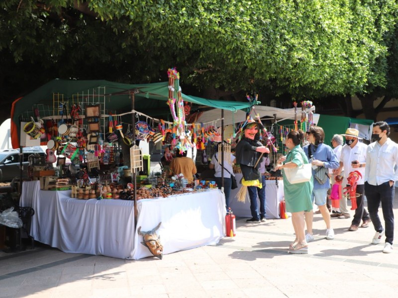 Apoyan a comerciantes y artesanos en temporada vacacional