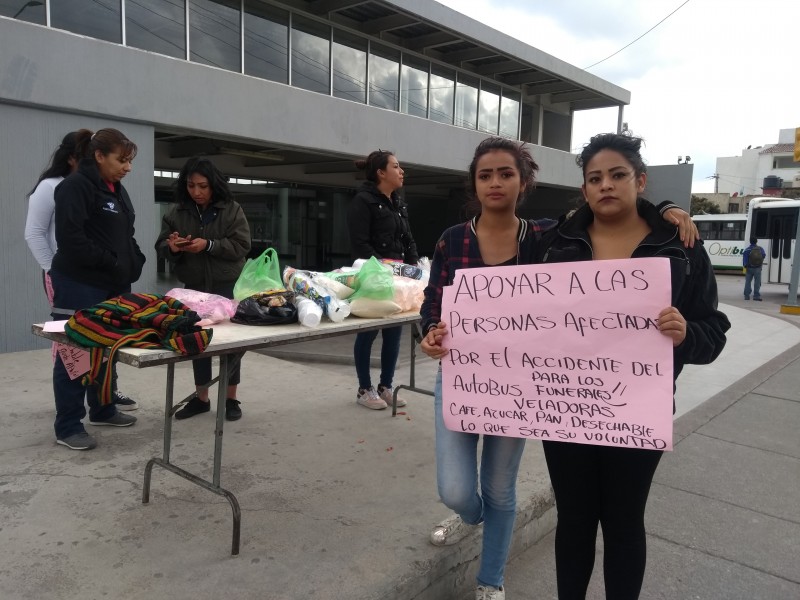 Apoyan a familias de fallecidos en camionazo