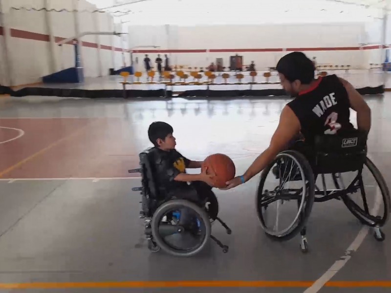 Apoyan a Gael para entrenar basquetbol en silla de ruedas