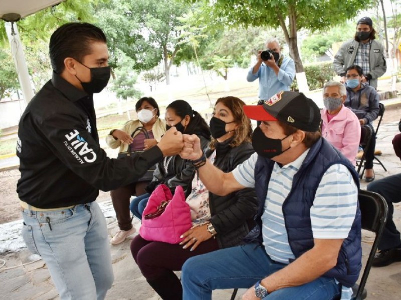 Apoyan a tianguistas con entrega de lonas