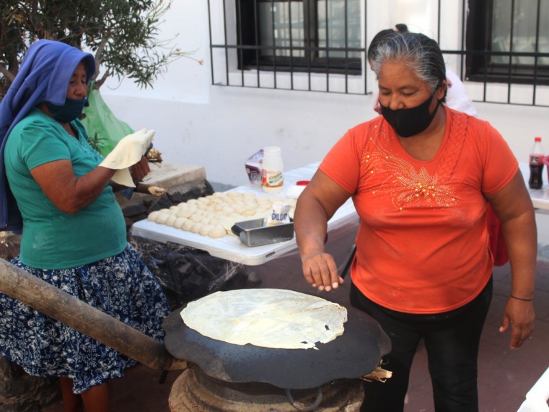 Apoyan Comuna a Yaquis en venta de gastronomía y artesanías