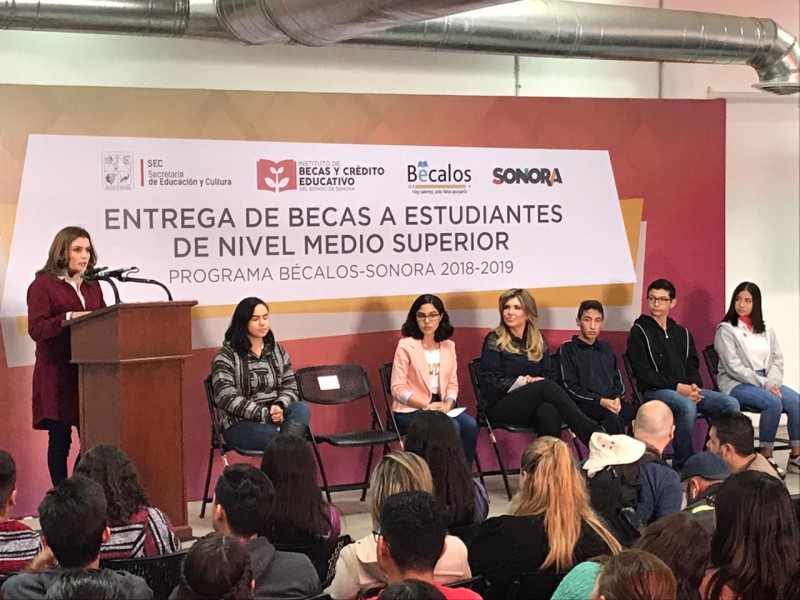 Apoyan con becas a jóvenes estudiantes de prepa