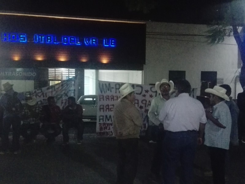 Apoyan frente a hospital a lesionado por policías