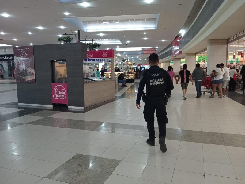 Apoyan policías a adulto mayor extraviado en plaza