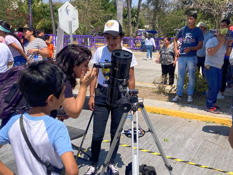 Aprecian eclipse en museo La Avispa en Chilpancingo