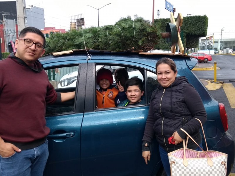 Aprovechan familias día de asueto para comprar su pino.