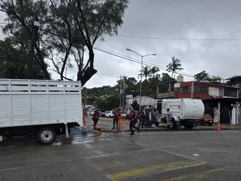 Aprovechan tregua de lluvias para limpiar alcantarillas en Salina Cruz