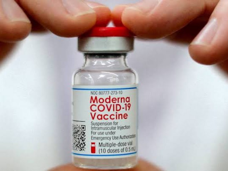 Aprueba Reino Unido primera vacuna bivalente contra Covid-19