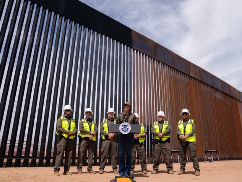 Aprueban contratos para construcción de muro fronterizo
