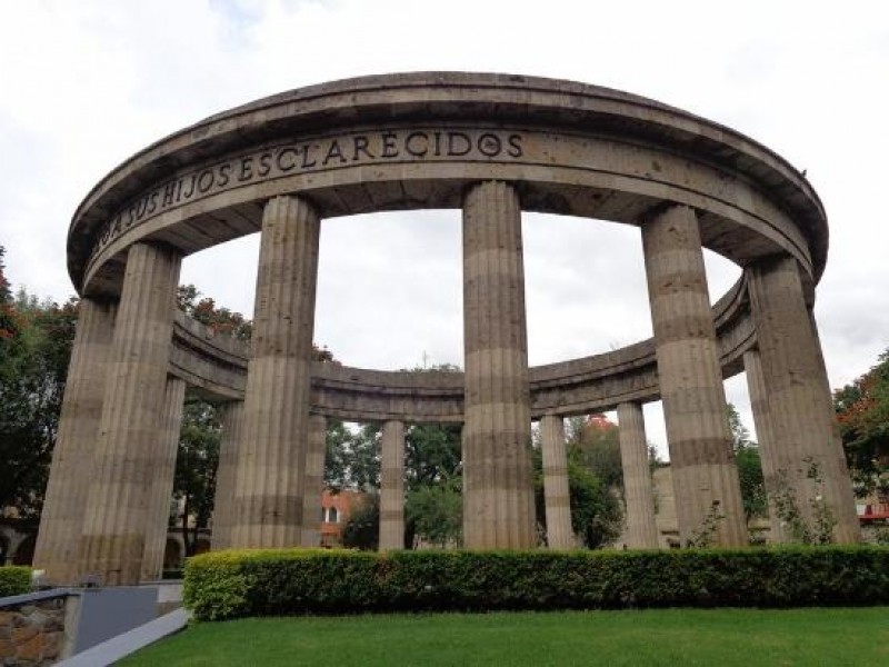 Aprueban escultura de Camarena en la Rotonda