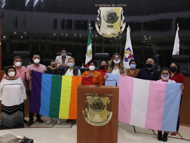 Aprueban iniciativas en beneficio de la comunidad LGBT