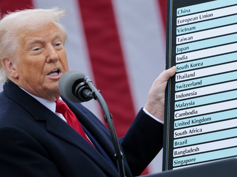 Aranceles recíprocos impuestos por Trump quedan bajo revisión judicial